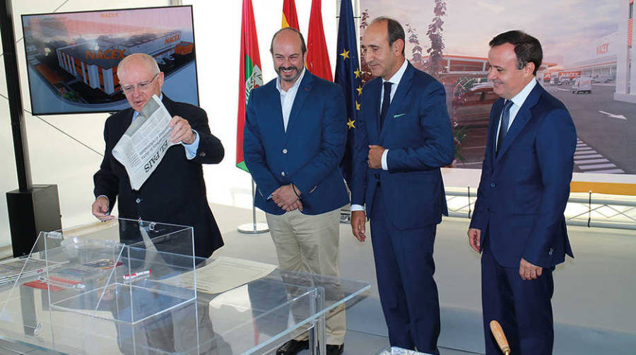 Pedro Fuillerat, director general de Nacex, introduce los peri&oacute;dicos del d&iacute;a en la urna del acto de colocaci&oacute;n de la primera piedra de la nueva plataforma de la compa&ntilde;&iacute;a en Coslada, en presencia del alcalde de Coslada, &Aacute;ngel Viveros; Juan Jos&eacute; Vera, presidente de Montepino; y Pedro Roll&aacute;n, consejero de Transportes de la Comunidad de Madrid.