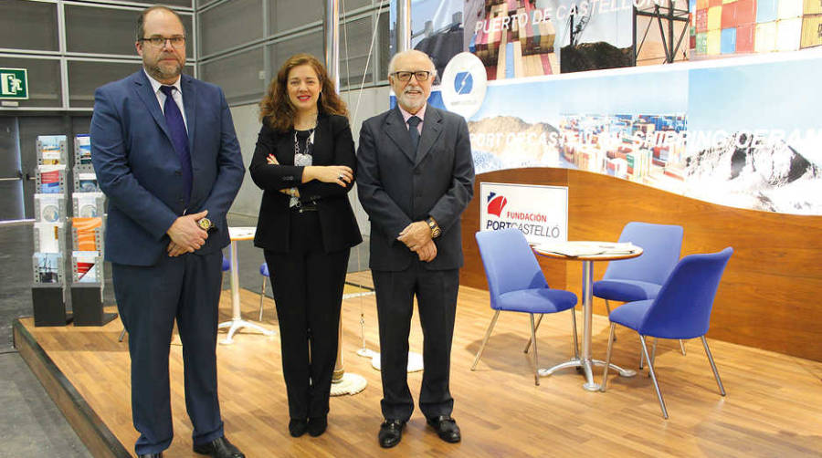 Juan Manuel Querol, Susana Soria y Miguel Rojo, ayer en el stand de PortCastell&oacute; en Cevisama. Foto Loli Dolz.