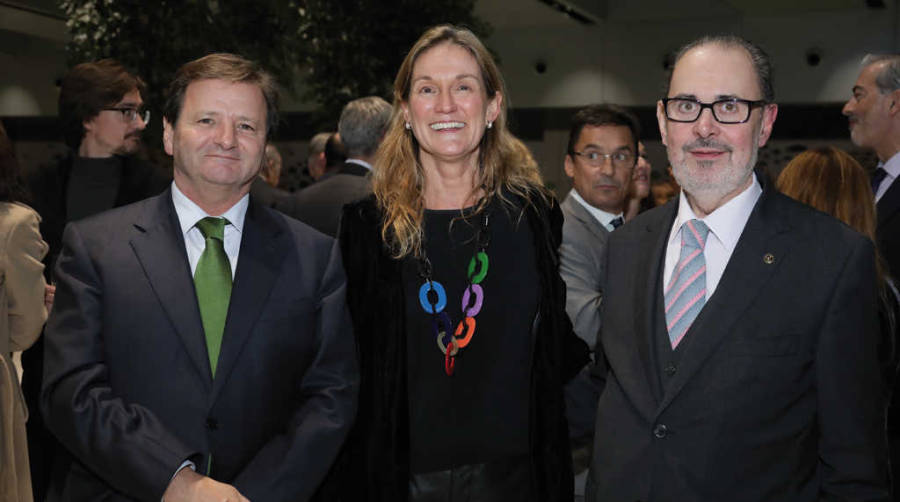 Antonio Llobet (Colegio de Agentes de Aduanas de Barcelona), Esther Villaseca (Asociación de Empresas Estibadoras de Barcelona) y David Soler (Colegio de Agentes de Aduanas de Barcelona). Foto JJM.