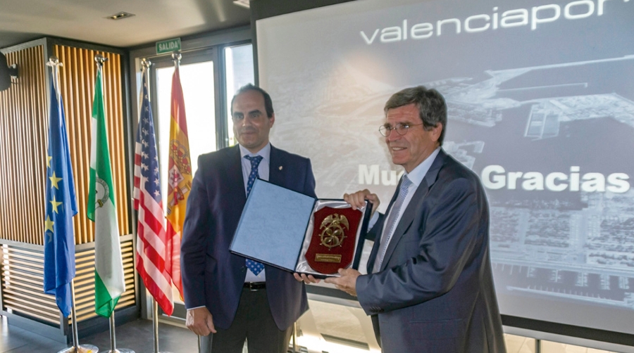 Javier Garc&iacute;a, presidente del Propeller Club Sevilla, entrega una metopa conmemorativa a Aurelio Mart&iacute;nez, presidente de la Autoridad Portuaria de Valencia.