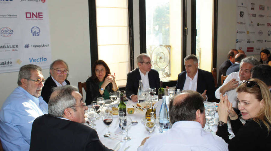 Jaume Altisent, presidente del Club del Transitario Mar&iacute;timo (de frente, segundo por la izquierda), encabez&oacute; la celebraci&oacute;n de la Cal&ccedil;otada, acompa&ntilde;ado por la presidenta y el director general del Puerto de Barcelona, Merc&egrave; Conesa y Jos&eacute; Alberto Carbonell, respectivamente; el director general de Transportes de la Generalitat, Pere Padrosa; el presidente de Cimalsa, Enric Tic&oacute;, y los presidentes de las asociaciones de la comunidad portuaria, entre otros representantes. Foto JMR.