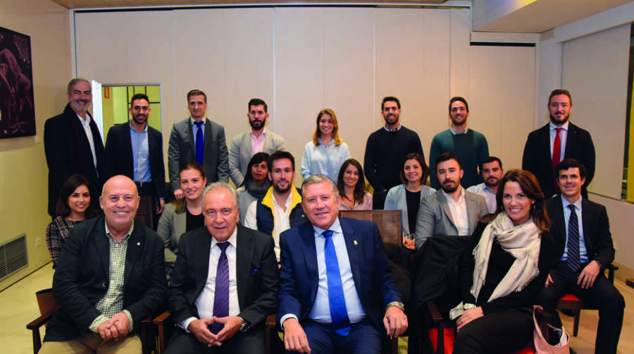 Los miembros del Propeller Junior junto a Francisco Lorente, Rafael Milla y Chema Ballester. Francisco Prado, presidente de Propeller Valencia, tambi&eacute;n acudi&oacute; a la cita del Junior, de pie, a la izquierda.