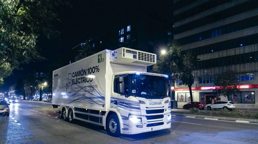 Con una capacidad para 21 pal&eacute;s y 26 toneladas de Masa M&aacute;xima Autorizada, el nuevo veh&iacute;culo 100% el&eacute;ctrico de Scania tiene una autonom&iacute;a te&oacute;rica aproximada de 200 km, detalla Mercadona.