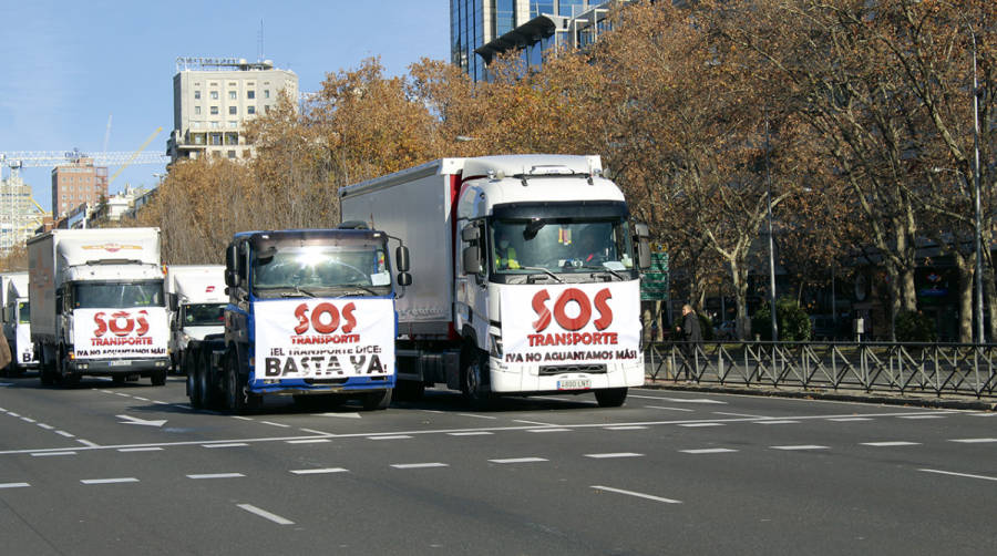 Los transportistas salen a la calle al grito de &quot;&iexcl;Basta ya!&quot;