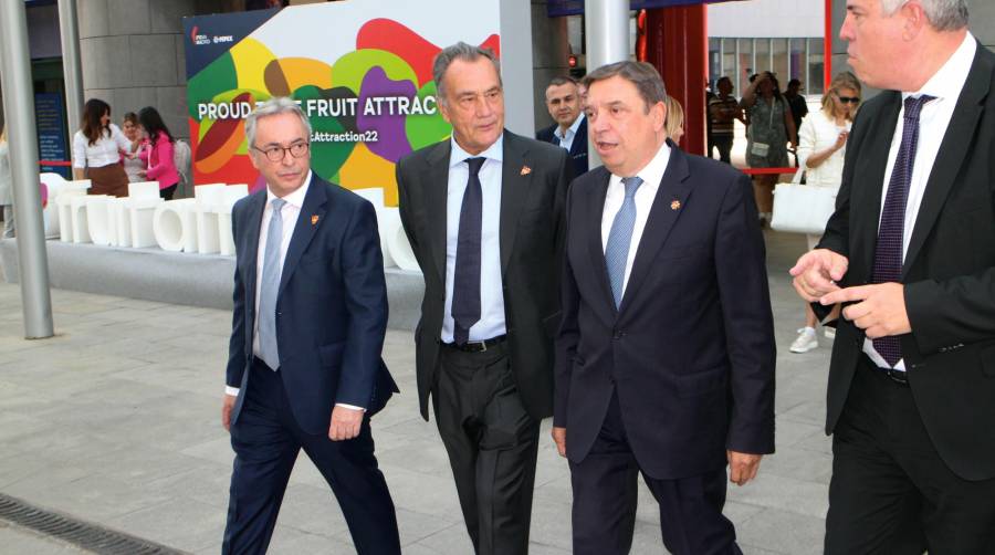 El ministro de Agricultura a su llegada a Fruit Attraction. Foto M.J.