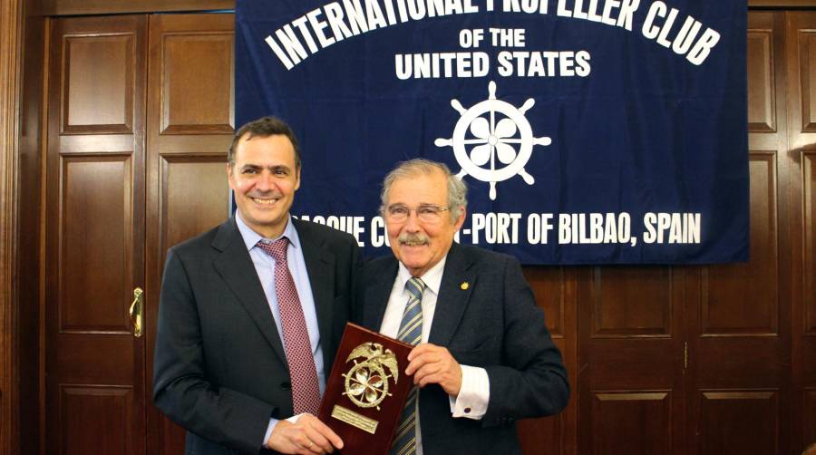 Manuel Núñez, director de Petronor Innovación (izquierda), y José Luis Grijalvo, presidente del Propeller Club del País Vasco-Port of Bilbao. Foto J.P.