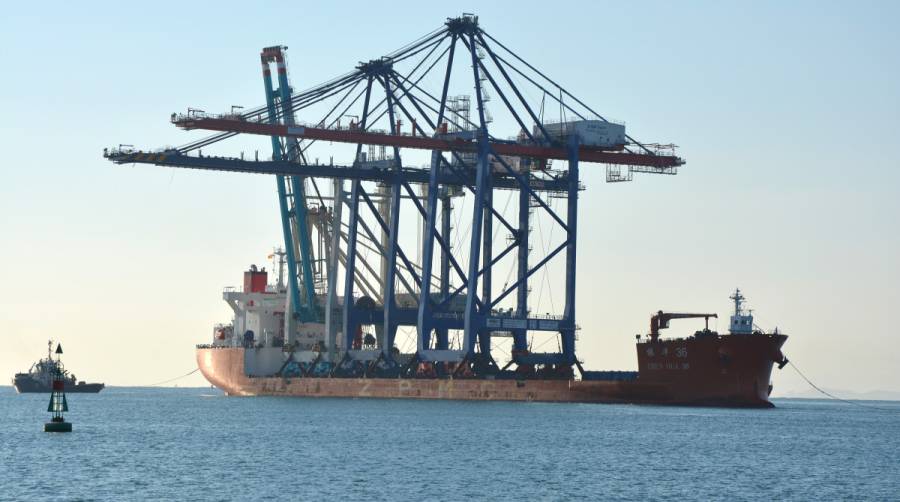 El buque, adem&aacute;s de la nueva gr&uacute;a de CSP Iberian Valencia Terminal, ha llegado al puerto con maquinaria destinada a otros puertos del Mediterr&aacute;neo. Foto: Ra&uacute;l T&aacute;rrega.