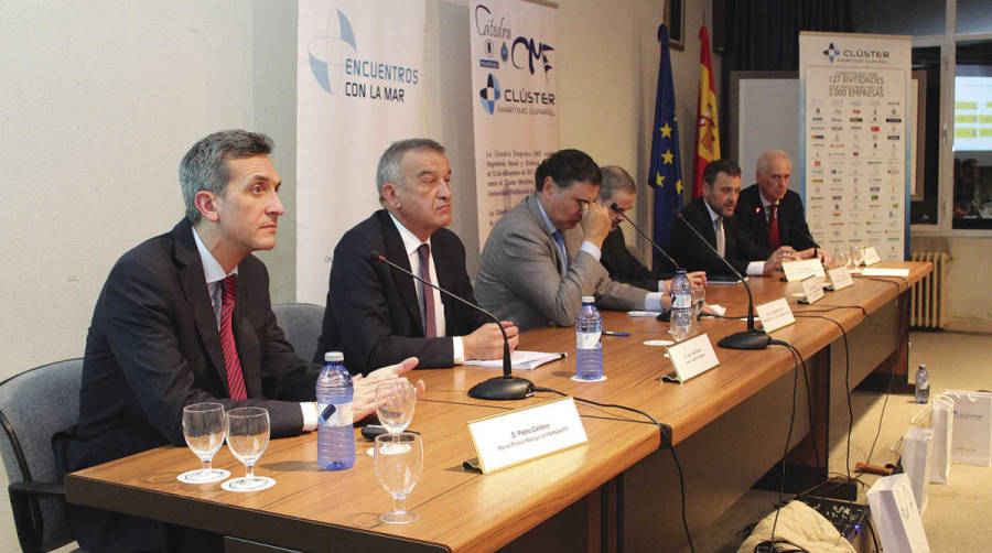 De izquierda a derecha, Pablo Cantero, director de producto marino de Finanzauto; Juan Jos&eacute; Ferrer, director de Marflet Marine; Alejandro Aznar, presidente del Cl&uacute;ster Mar&iacute;timo Espa&ntilde;ol; Manuel S&aacute;nchez, responsable de la Secci&oacute;n de Sistemas de Ingenier&iacute;a de Lloyd&rsquo;s Register Madrid; Faustino Rodr&iacute;guez, responsable de Bunker Nacional de CEPSA; Fernando Marcos, director Comercial de MAN Energy Solutions Espa&ntilde;a; y Jorge Dahl, business development manager de DNV GL. Foto I.Pe&ntilde;a.