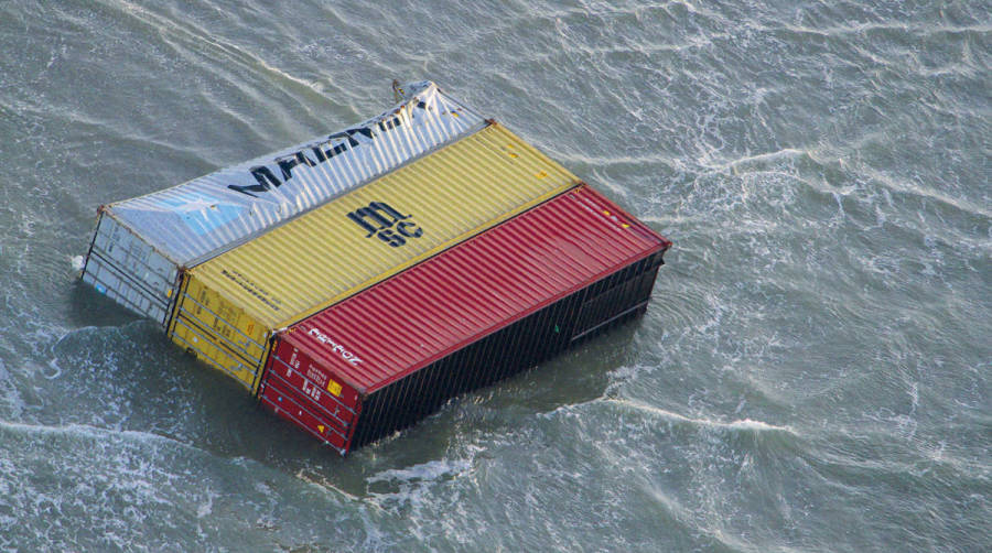 Algunos contenedores han sido arrastrados por la corriente hasta las playas de varias islas. Foto: Guardia Costera de Holanda.