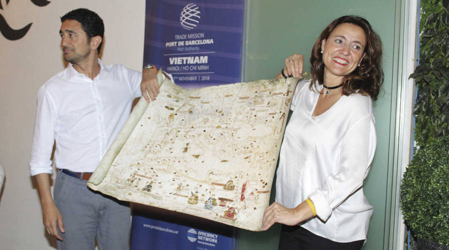 Dami&agrave; Calvet, conseller de Territorio y Sostenibilidad, obsequi&oacute; a la presidenta del Puerto de Barcelona, Merc&egrave; Conesa, con una r&eacute;plica de una carta n&aacute;utica antigua en la cena de clausura de la misi&oacute;n empresarial a Vietnam. Foto E. Garc&iacute;a.