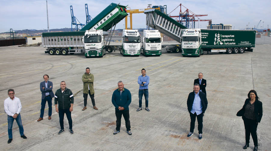 Desde la izquierda: Carmelo Gonz&aacute;lez, consejero de 686 Voltrans; Jos&eacute; Luis Cebolla, director de Desarrollo Cooperativo de 686 Voltrans; Jos&eacute; Antonio V&aacute;zquez, presidente de 686 Voltrans; Fernando Mox&oacute;, director comercial de 686 Voltrans; Jos&eacute; Miguel Maestre, presidente de 686 TLP; Jes&uacute;s Vesga, Organizaci&oacute;n Puerto 686 Voltrans; Juan Luis Olano, presidente de 686 Multimodal (delante); Jon Loro&ntilde;o, director de Desarrollo de Grupo 686 (detr&aacute;s); Raquel Aguirreburualde, directora comercial de Contenedor y Mercanc&iacute;a General de 686 TLP. Foto J.P.