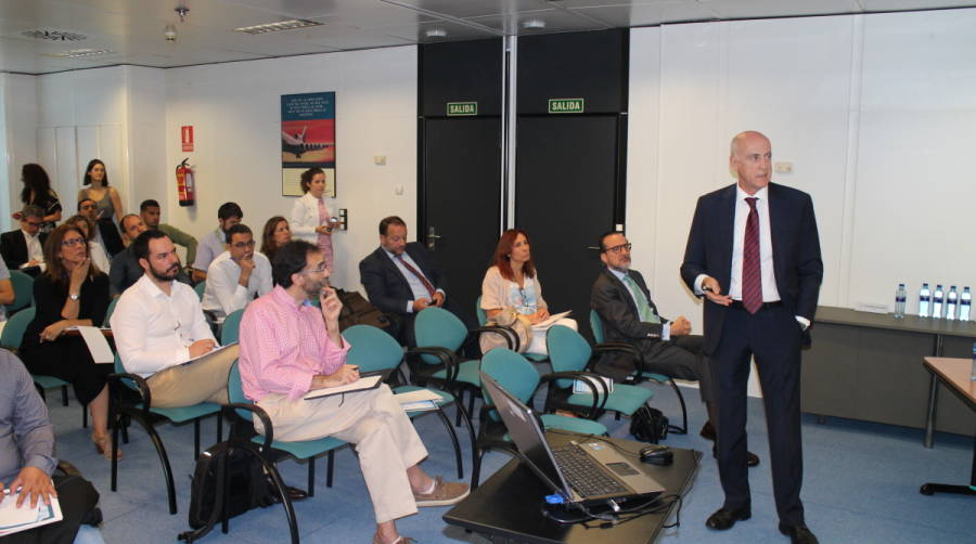 Javier Ar&aacute;n, project manager Cargo Digital Program de la Divisi&oacute;n de Carga A&eacute;rea de AENA, ayer durante su intervenci&oacute;n en la jornada de UNO sobre &ldquo;Referentes de la Carga A&eacute;rea&rdquo;. Foto M.J.