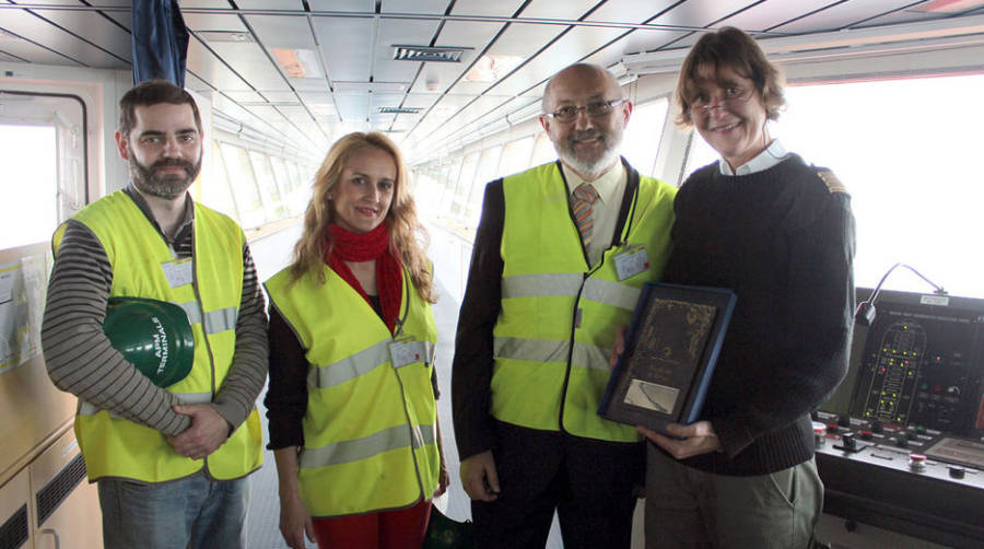 El &quot;Morten Maersk&quot; recibe una metopa por su primera visita a APMT en Algeciras