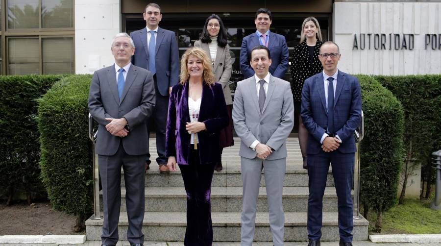 Foto de familia de la APH con los representantes de Portnet, esta mañana en la sede de la AP.