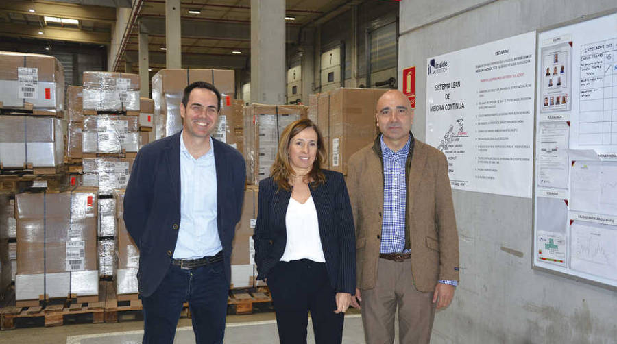 El operador ha implementado el sistema de mejora continua a trav&eacute;s de la metodolog&iacute;a Lean y se puede apreciar en sus instalaciones. De izquierda a derecha: Xabier Azarloza, director general; Yolanda Bautista, directora de Operaciones Log&iacute;sticas; y Joaqu&iacute;n Prado, director comercial, en In Side Logistics. Foto Loli Dolz.