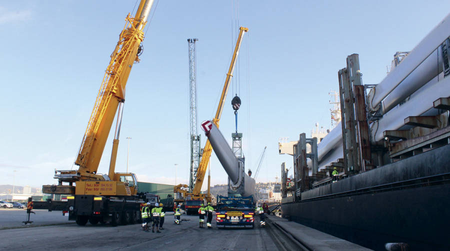 Operativa de descarga de 30 palas de aerogeneradores de 62 metros de longitud en la terminal Grup Mestre-Sammer. Foto L.E.