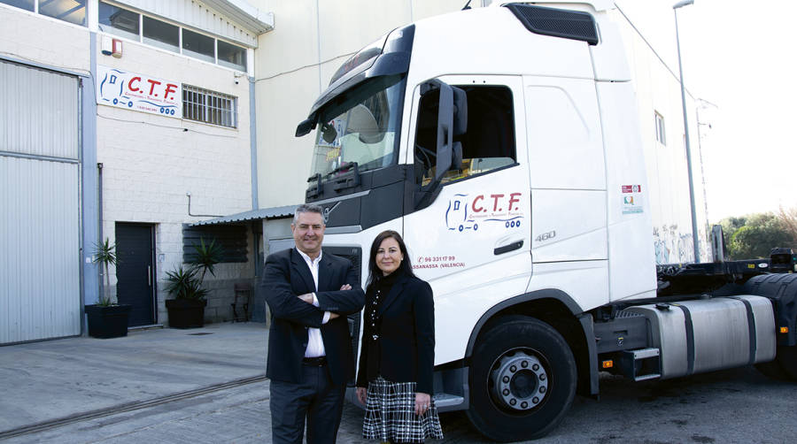 Juan Carlos Fern&aacute;ndez y Carmen Fern&aacute;ndez, responsables de Contenedores y Transportes F&eacute;rricos. Foto Loli Dolz.