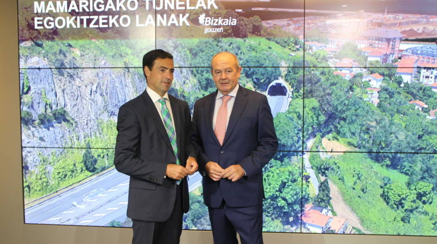 El diputado de Desarrollo Econ&oacute;mico y Territorial de la Diputaci&oacute;n Foral de Bizkaia, Imanol Pradales (izquierda, junto al presidente de la AP de Bilbao, Ricardo Barkala), inform&oacute; a ACBE en una carta de la positiva evoluci&oacute;n de las obras. Foto J.P.