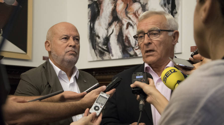 Francisco Lorente y Joan Rib&oacute; atendiendo a los medios de comunicaci&oacute;n esta misma ma&ntilde;ana. Foto Alba Prado.