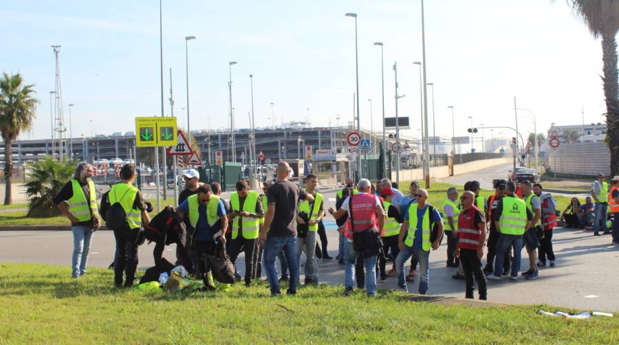 Los transportistas bloquean varias entradas del Puerto de Barcelona desde primera hora de la ma&ntilde;ana