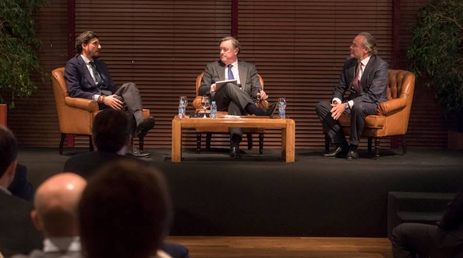 Desde la izquierda: Eugenio Erhardt Barrenechea, CEO de la Divisi&oacute;n de Steel &amp; Trading de Erhardt; Andr&eacute;s Sendagorta (entrevistador), presidente de AEFAME y vicepresidente de Sener); Rafael Erhardt Ora&aacute;, vicepresidente de Erhardt.