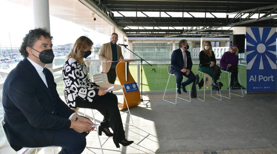 El presidente de PortCastelló, Rafa Simó, presentó el proyecto en el edificio Simetría, en la fachada marítima castellonense. Junto a él estuvieron el secretario autonómico de Turismo de la Generalitat Valenciana, Francesc Colomer; la alcaldesa de Castelló, Amparo Marco; el presidente de la Diputación, José Martí; la brand manager local de Mahou, Joana Alonso; y la periodista Mariola Cubells. Foto Loli Dolz.