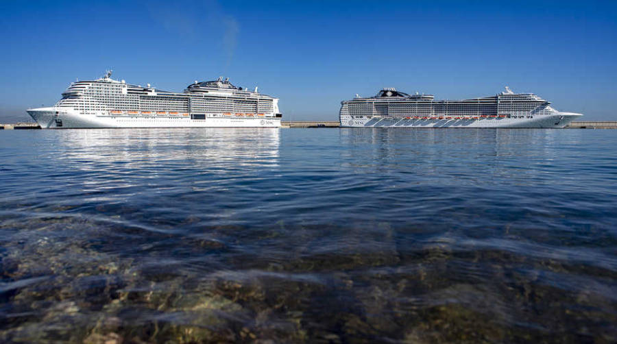 Los buques &quot;MSC Meraviglia&quot; y &quot;MSC Divina&quot; visitaron ayer el enclave con 10.000 pasajeros a bordo.