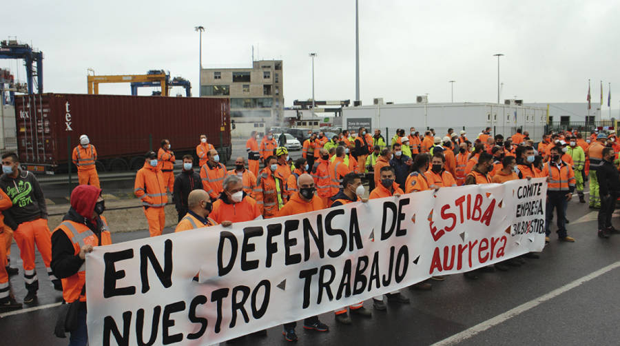 El preacuerdo alcanzado en Madrid sienta las bases para un acuerdo que aporte estabilidad en el Puerto de Bilbao. Foto J.P.