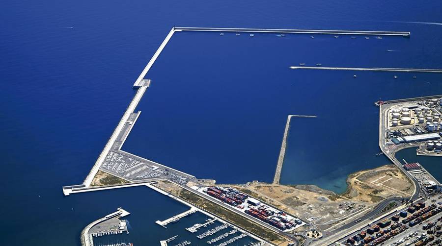 La APV ha recibido cuatro ofertas en forma de UTE para las obras del nuevo muelle de contenedores.