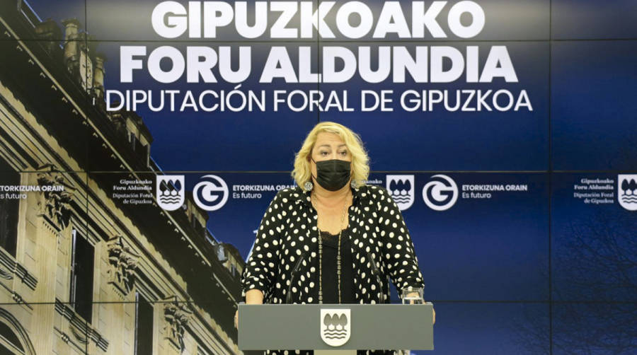 Aintzane Oiarbide, diputada de Infraestructuras Viarias de Gipuzkoa, defiende la validez legal de los peajes a camiones.