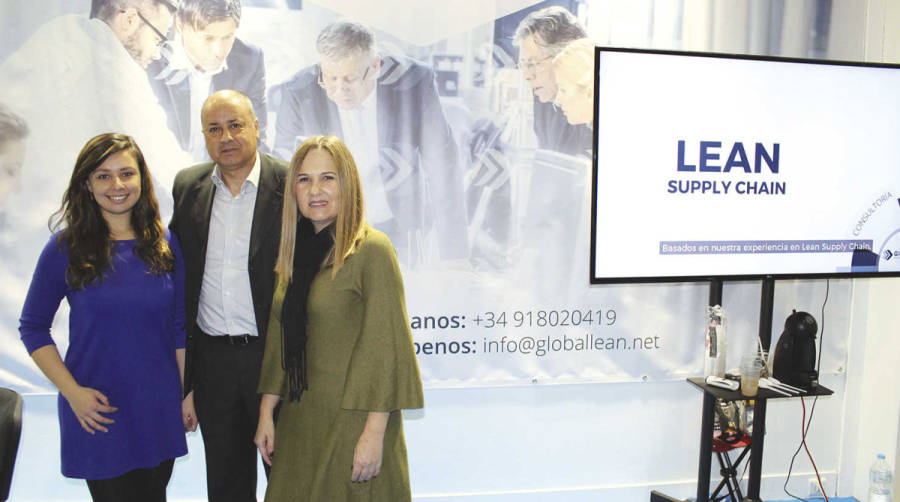 Desde la izquierda: Cristina Mora, responsable de Marketing; David Antelo, del departamento de Desarrollo de Negocios Leanshop; y Blanca Estrada, del departamento de Desarrollo de Negocios de Formaci&oacute;n, de Global Lean. Foto JM Barba.