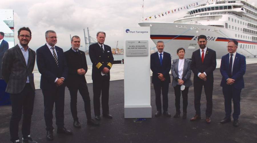 Pere Segura, alcalde de Vilaseca; Pau Ricomà, alcalde de Tarragona; Josep Maria Cruset, presidente del Port de Tarragona; Dvergastein Dac, capitán del buque “Europa”; Francisco Toledo, presidente de Puertos del Estado; Teresa Cunillera, delegada del Gobierno en Catalunya; Jordi Puigneró, vicepresidente y conseller de Políticas Digitales y Territorio de la Generalitat de Catalunya, y Josep Ribas, conseller de Movilidad del Gobierno de Baleares. Foto L.E.