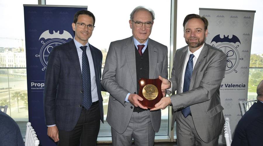 Vicente Ramos (quien presentó al invitado), Vicente Nomdedeu (presidente de ASCER), y Alfredo Soler (presidente de Propeller Valencia). Foto: Raúl Tárrega.