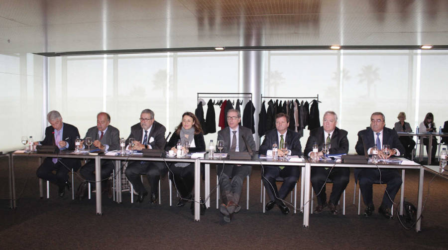 Manuel Gal&aacute;n, jefe de Relaciones Internacionales y Promoci&oacute;n del Puerto de Barcelona; Joan Colldecarrera, director del Consejo Rector para la Promoci&oacute;n de la Comunidad Portuaria de Barcelona; Javier Vidal, presidente de la Asociaci&oacute;n de Empresas Estibadoras; Merc&egrave; Conesa, presidenta del Puerto de Barcelona; Jos&eacute; Alberto Carbonell, director general; Antonio Llobet, presidente del Colegio de Agentes de Aduanas de Barcelona; Jordi Trius, presidente de la Asociaci&oacute;n de Consignatarios de Buques, y Emili Sanz, presidente de ATEIA-OLTRA Barcelona. Foto E. Garc&iacute;a.