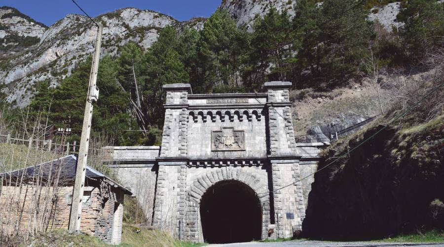 Portada histórica del túnel del Somport en su acceso desde España. La ampliación de la sección del túnel obligará al traslado de la portada piedra a piedra a otra ubicación para preservar su conservación, si bien la portada no cuenta en la actualidad con ningún tipo de protección como bien de interés histórico/cultural.