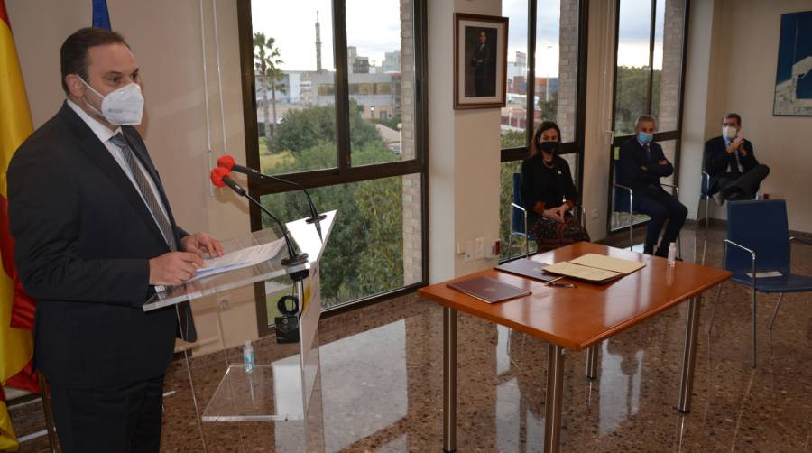 En primer plano, Jos&eacute; Luis &Aacute;balos, ministro de Transportes, Movilidad y Agenda Urbana, durante su discurso. En segundo plano, Isabel Pardo de Vera, presidenta de Adif; Francisco Toledo, presidente de Puertos del Estado; y Aurelio Mart&iacute;nez, presidente de la Autoridad Portuaria de Valencia. Foto: Ra&uacute;l T&aacute;rrega.