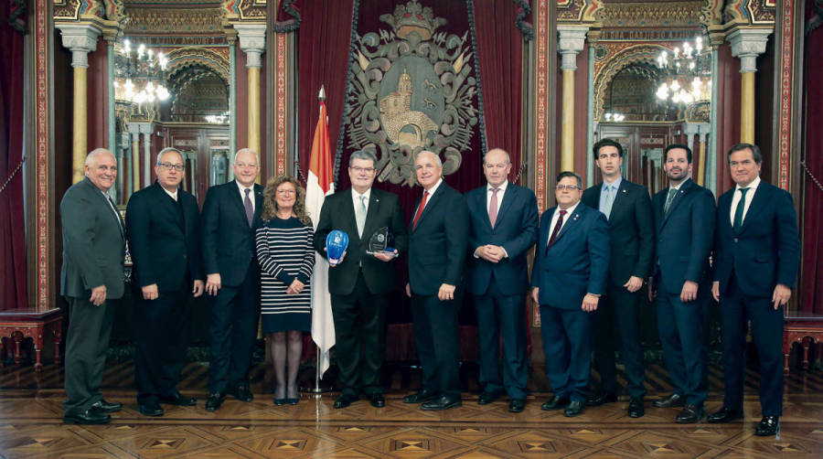 El presidente de la Autoridad Portuaria de Bilbao, Ricardo Barkala (quinto por la derecha) y el director de Operaciones, Comercial y Log&iacute;stica, Luis Gabiola (primero por la derecha), participaron en la recepci&oacute;n ofrecida por el alcalde de Bilbao, Juan Mari Aburto (quinto por la izquierda) el pasado martes en el Sal&oacute;n &Aacute;rabe del Ayuntamiento de Bilbao.