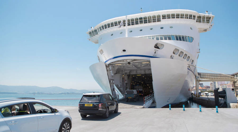 Embarque de veh&iacute;culos en el Ferry Pont Aven de Brittany Ferries en el Puerto de Santander.