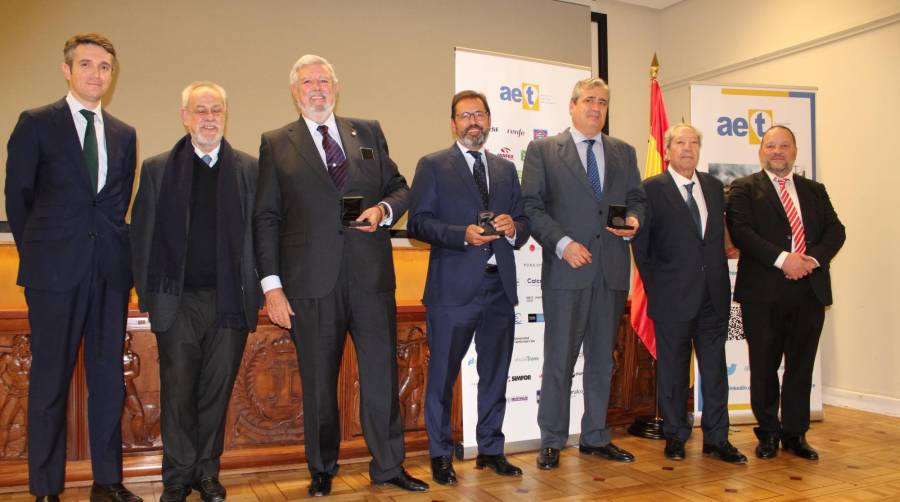 Desde la izquierda: Jaime Moreno, director general de Transporte Terrestre del MITMA; Alfredo Irisarri, exvicepresidente de la AET; Fernando José Cascales, socio de número fundador de la AET; Javier Gándara, presidente de ALA; Jorge Carbonell, hijo de Antonio Carbonell, fundador de la AET; José María Pérez-Revenga, presidente de la AET; y Juan Manuel Martínez-Mourín, vicepresidente, ayer al término de la entrega de medallas en Instituto de la Ingeniería de España. Fotos B.C.