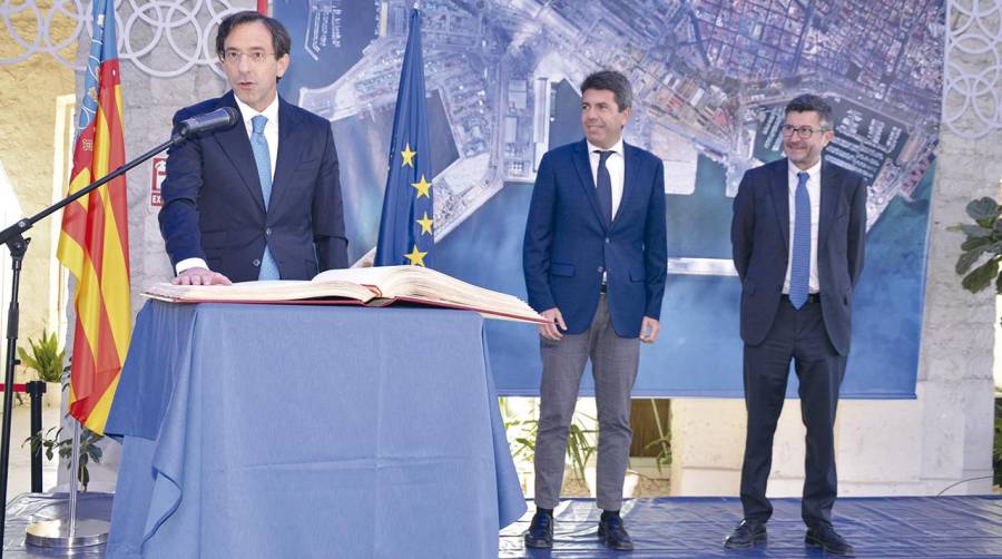 Luis Rodríguez, presidente de la Autoridad Portuaria de Alicante, en el momento de la promesa de su cargo. Junto a él, Carlos Mazón, presidente de la Generalitat Valenciana; y Álvaro Rodríguez Dapena, presidente de Puertos del Estado. Foto R. T.