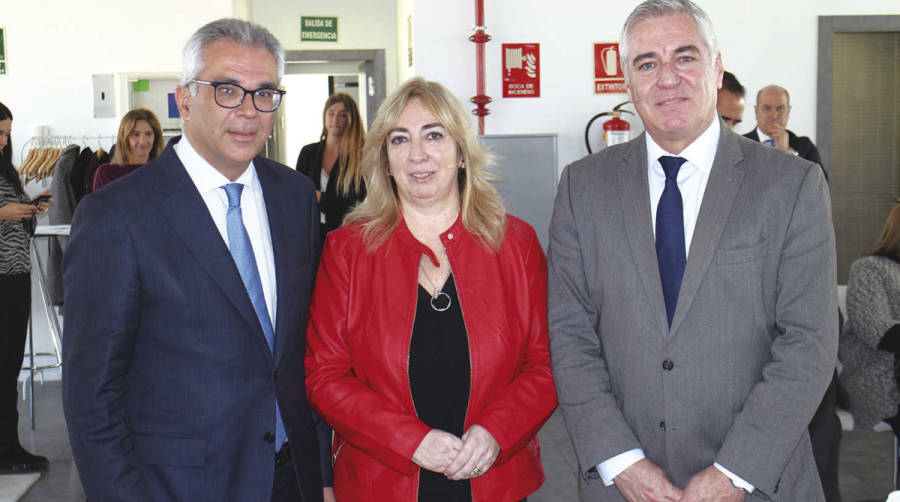 De izquierda a derecha, ﻿el consejero de Medio Ambiente y Ordenaci&oacute;n del Territorio de la CAM, Carlos Izquierdo; la consejera delegada de Obras de Madrid, Luc&iacute;a Molares; y el viceconsejero de Medio Ambiente, Pablo Altozano. Foto M.J.