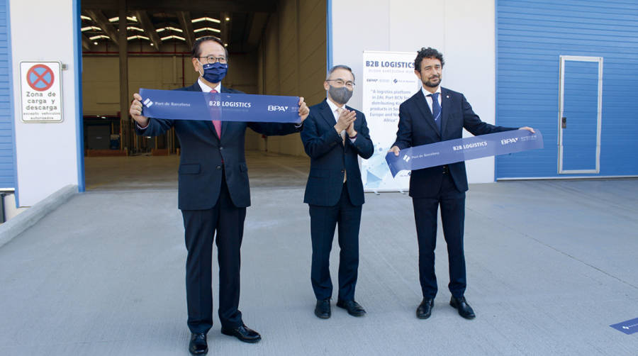 Kang Joon Suk, presidente del Puerto de Busan; Taewan Huh, consul general de Corea del Sur en Barcelona; y Dami&agrave; Calvet, presidente del Port de Barcelona. Foto L.E.