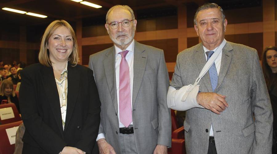 Cristina Rodríguez (APV), Vicente Nomdedeu (ASCER) y Néstor Martínez (APV) momentos antes de la rueda de prensa. Foto J.C.P.