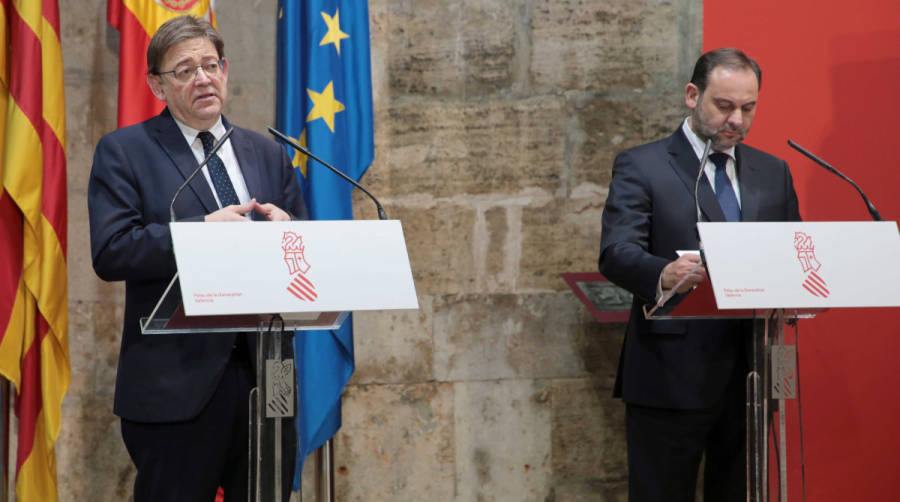 El presidente Ximo Puig con el ministro de Fomento, Jos&eacute; Luis &Aacute;balos, ayer por la tarde.