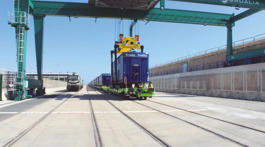 Las obras adjudicadas por la APV mejorará la conectividad ferroviaria del Dique del Este del Puerto de Valencia. Foto J.C.P.