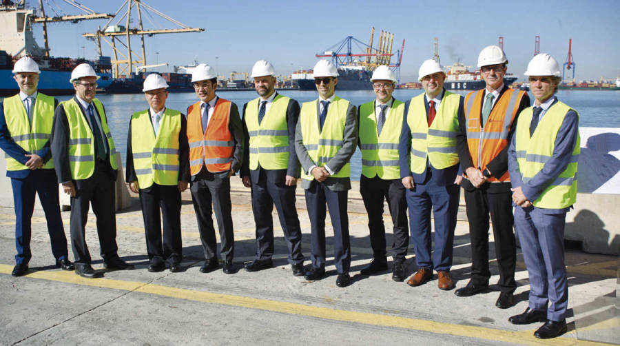 Participantes en la visita al puerto de Valencia