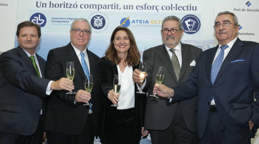 Antonio Llobet, presidente del Colegio de Agentes de Aduanas de Barcelona; Jordi Trius, presidente de la Asociaci&oacute;n de Consignatarios de Buques; Merc&egrave; Conesa, presidenta del Puerto de Barcelona; Javier Vidal, presidente de la Asociaci&oacute;n de Empresas Estibadoras, y Emili Sanz, presidente de ATEIA-OLTRA Barcelona. Foto JJM.