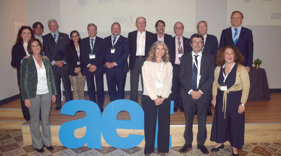 Miembros de la Junta Directiva de la AET, premiados, representantes de los premiados y quienes entregaron los premios, al término del acto. Foto M.J.