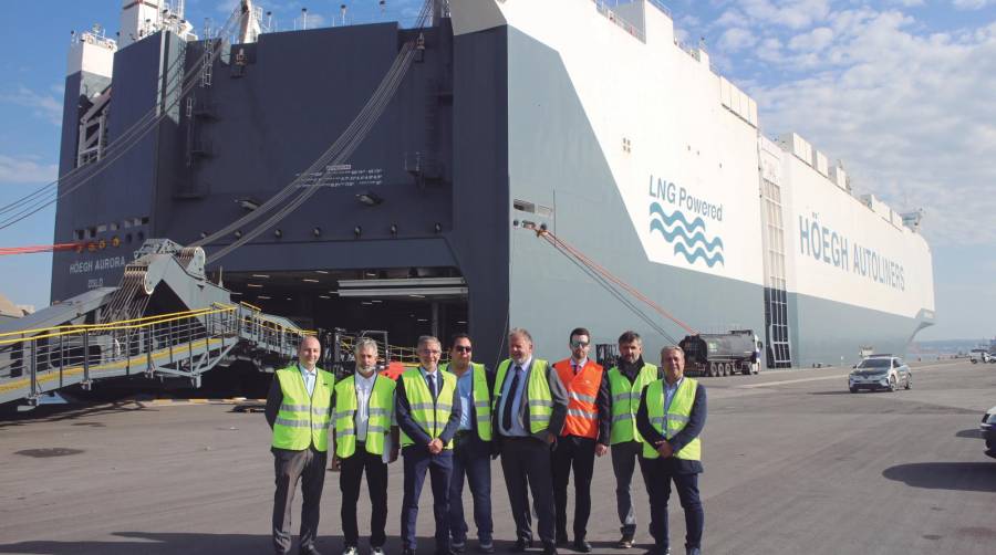 Desde la izquierda: Roberto González, director general de Remolques Unidos; Juan Bosco, práctico del Puerto de Santander; César Díaz, presidente de la Autoridad Portuaria de Santander; Jorge López, Managing Director de Davila Agencias y Servicios Portuarios; Iñaki Echeverria, Country Head de Höegh Autoliners; Pablo Guerrero, Sales Manager de Höegh Autoliners; Marcelino Tricio, coordinador de la terminal de automóviles del Puerto de Santander; Carlos Rubio, de Cantabriasil. Foto J.P..