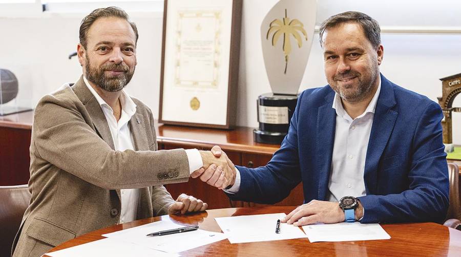 Alfredo Soler, presidente de Propeller Valencia y Pedro Sáiz, director general del Levante UD, tras la firma del acuerdo.